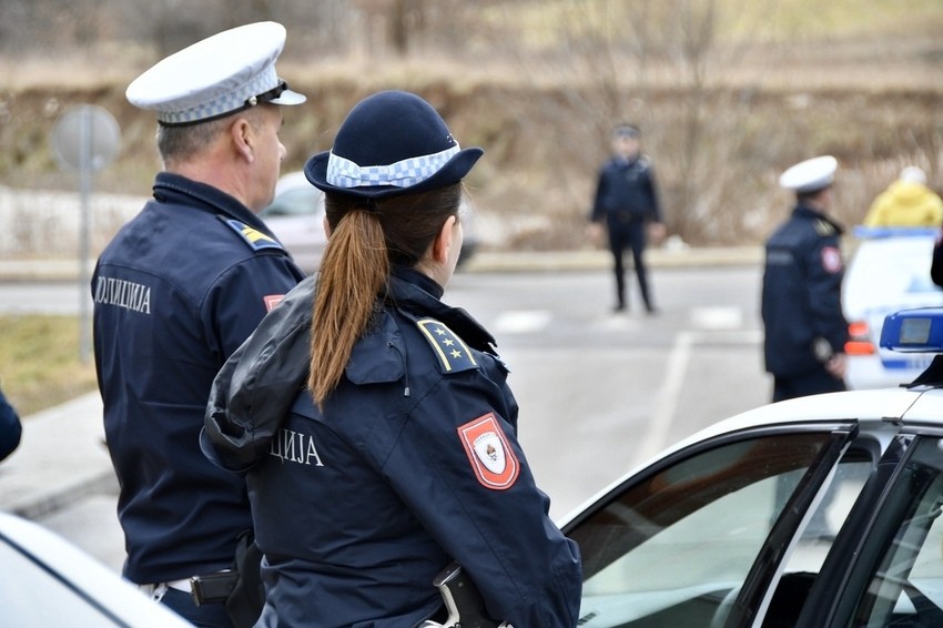 policija.jpeg (100 KB)