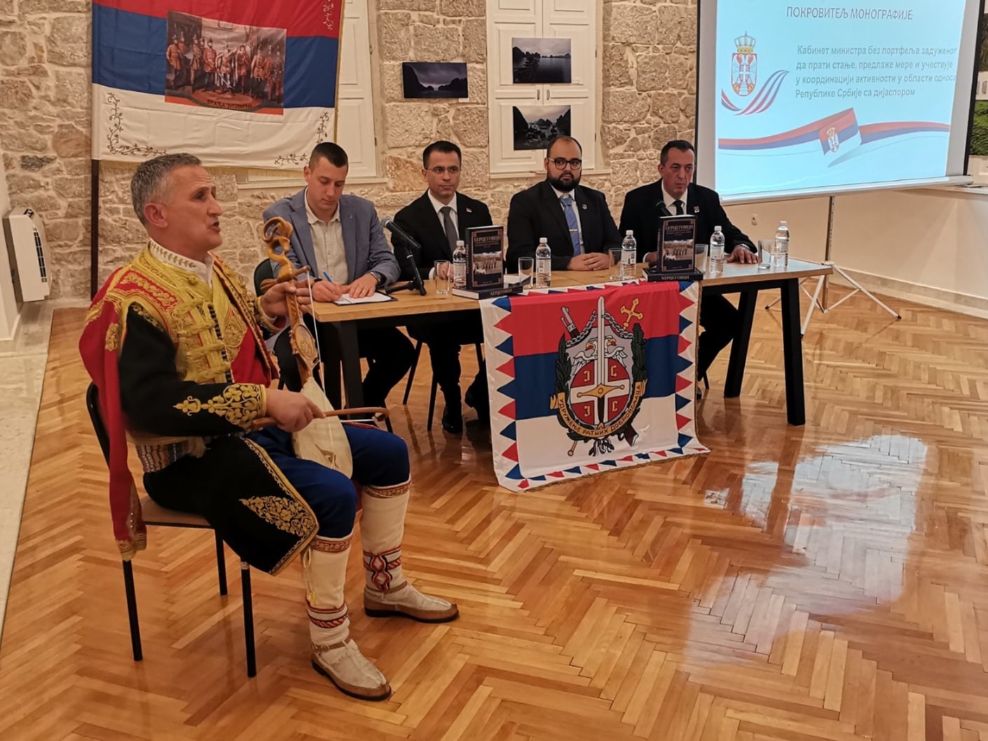 Monografija dobrovoljci1.jpg (258 KB)