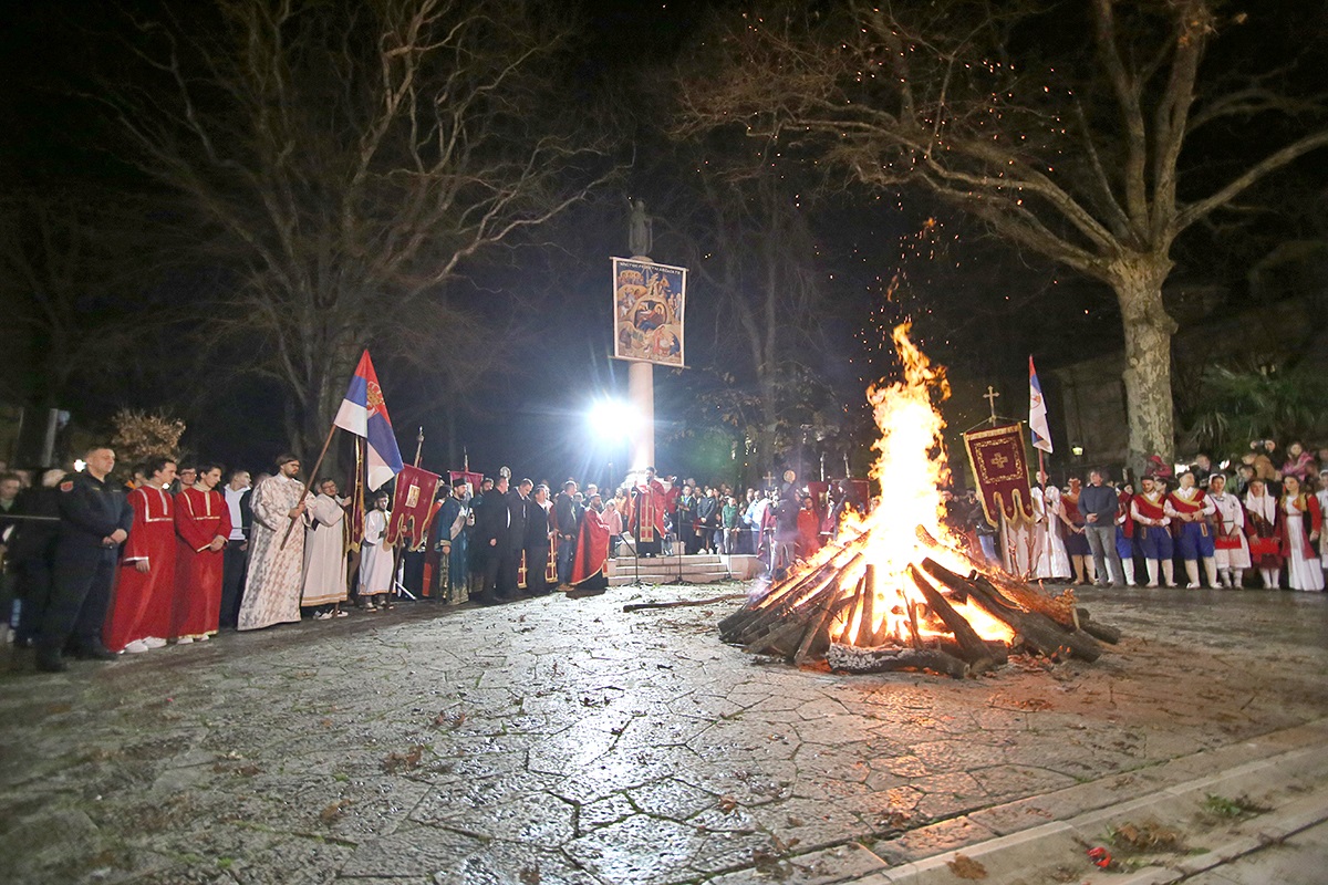 Nalaganje badnjaka 2.jpg (424 KB)