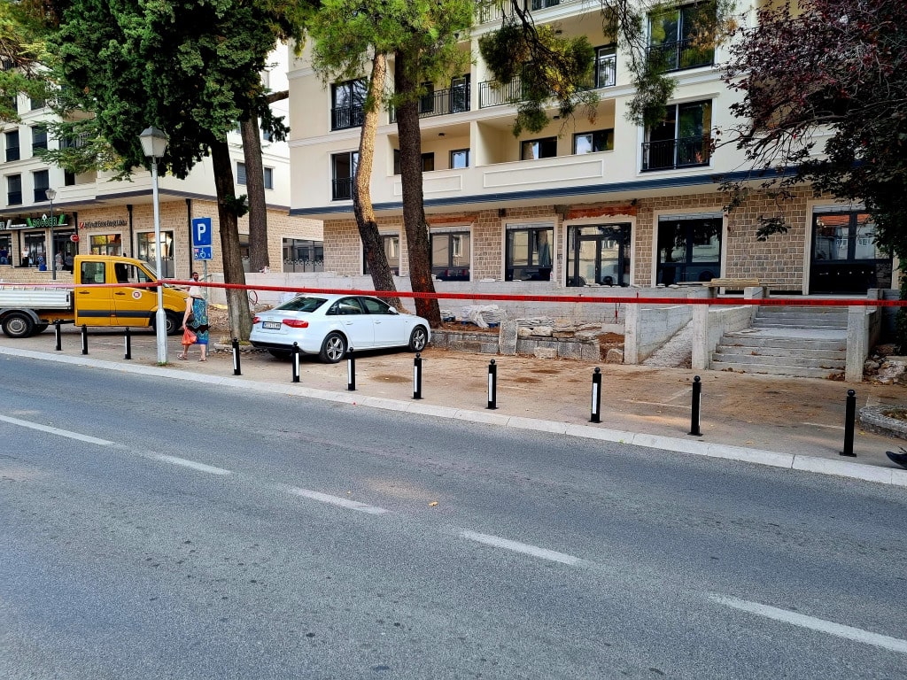 Zabranjeno parkiranje na trotoaru u centru Trebinja: U toku postavljanje barijera