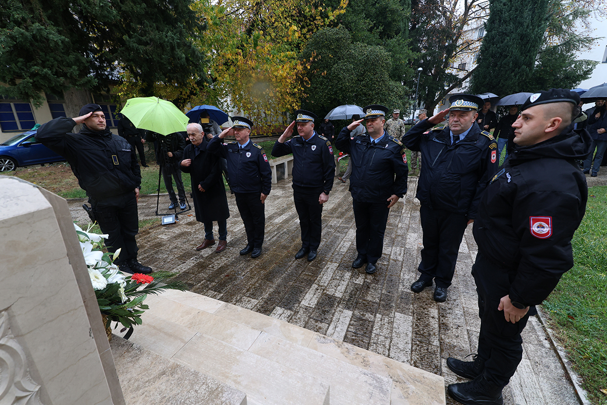 Policija slava 2.jpg (1.05 MB)
